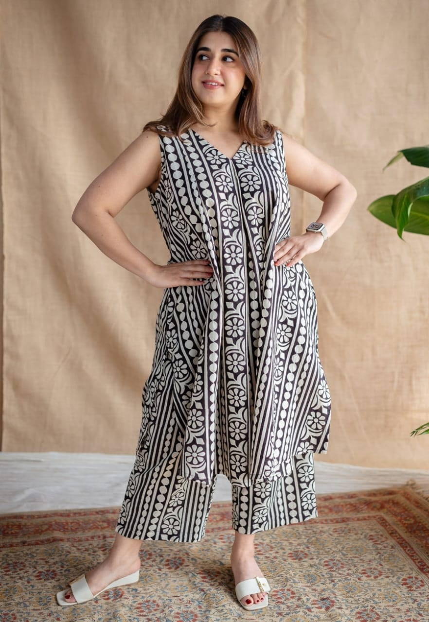Cotton cord in new charming print with both side pocket