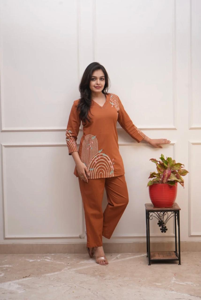 Beautiful cord set in V-neck with embroidery detailing on top