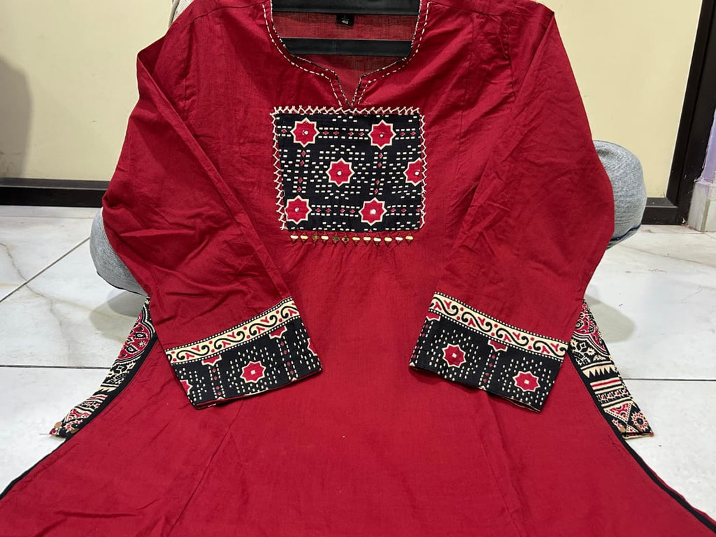 Suit set with patch work on neck