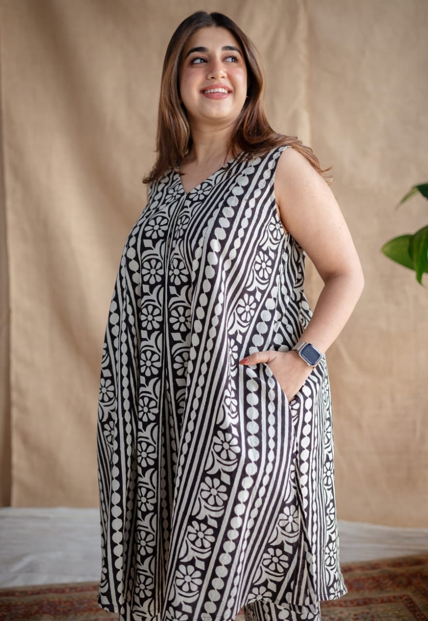 Cotton cord in new charming print with both side pocket