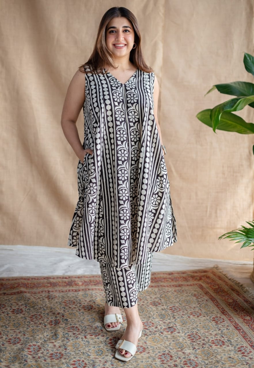 Cotton cord in new charming print with both side pocket